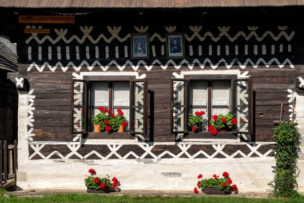 Cicmany Slovakia 2021年8月25日 世界遺産のリストにある村の古い木造コテージの窓にポットの赤い花 — ストック写真