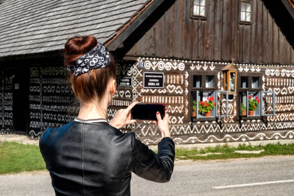 Pretty Girl Making Photo Wooden Cottage Historic Rural — Fotografia de Stock