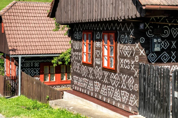 Cicmany Slovakia 2021年8月25日 世界遺産のリストにある村の典型的な木造コテージ — ストック写真