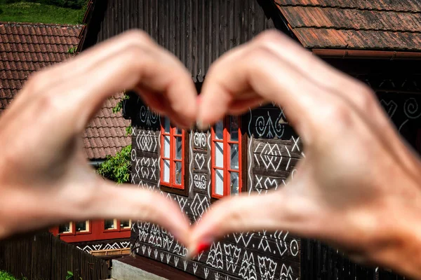 Cicmany Slovakia August 2021 Heart Shape Hands Typical Wooden Cottage — Stock fotografie
