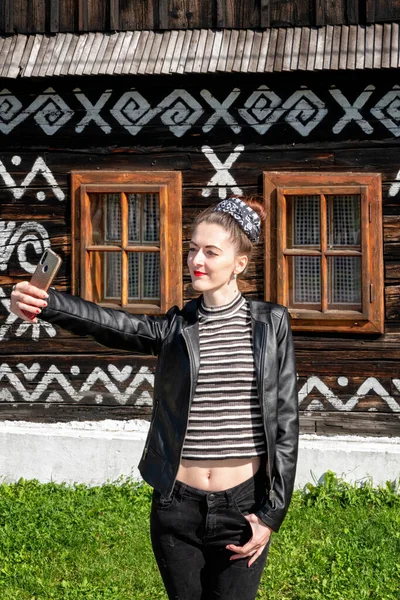 Młoda Dziewczyna Ładna Sukienka Czerni Podejmowania Selfie Zdjęcie Przed Starym — Zdjęcie stockowe