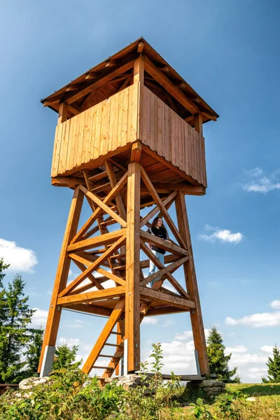 Slovakya 'nın Javorniky dağlarındaki Stratenec tepesinde gözcülük yapan genç kız