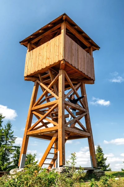 Slovakya 'nın Javorniky dağlarındaki Stratenec tepesinde gözcülük yapan genç kız