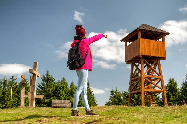 Sırt çantalı kız yürüyüşçü Slovakya 'daki Javorniky dağlarındaki Stratenec tepesine bakıyor.