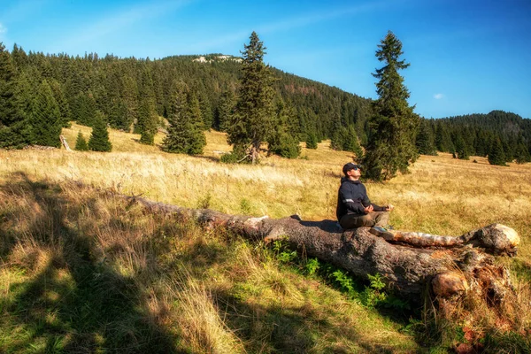 Hiker Sitting Tree Trunk Yoga Position Relaxig Beautiful Autumn Forest — Fotografia de Stock