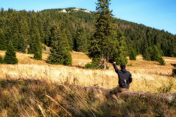 Hiker Sitting Tree Trunk Showing Hill Velky Choc Slovakia Hiking — Fotografia de Stock