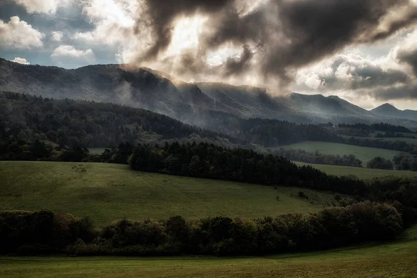 Dağlık bölgede kara bulutlar. Sulov Slovakya 'da sallanıyor.