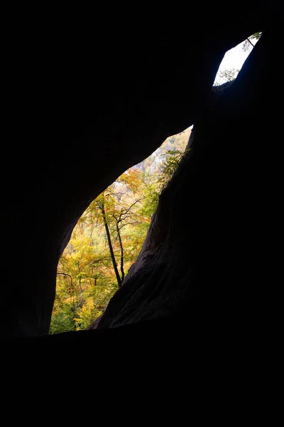 Vista Uma Grande Caverna Chamada Dragon Hole Sulov Rochas Eslováquia — Fotografia de Stock