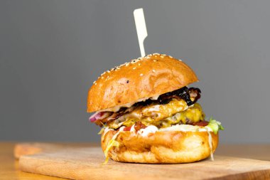 Tablo taze lezzetli burger.