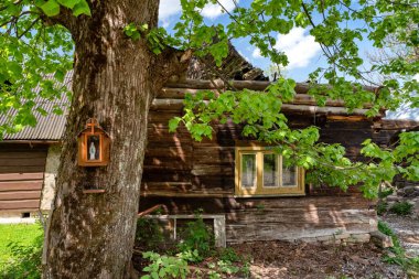 TERCHOVA, SLOVAKIA - 15 Mayıs 2022: Yıkılmış çatılı eski ahşap kulübe