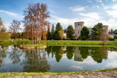 LIPTOVSKY HRADOK, SLOVAKIA - 2 Mayıs 2022: Chateau Grand Castle 'ın önündeki gölde yansıma