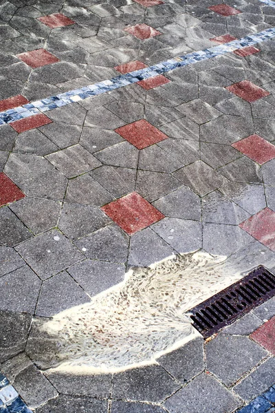 Polline Giallo Nell Acqua Sul Marciapiede Della Città — Foto Stock