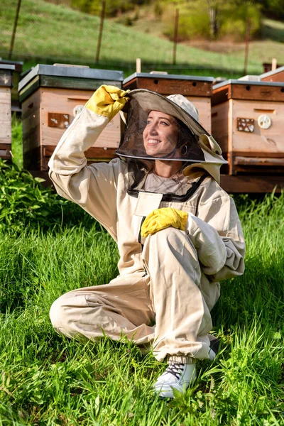 Dívka Včelař Ochranném Bílém Obleku Pózuje Před Dřevěnými Úly Mladý — Stock fotografie