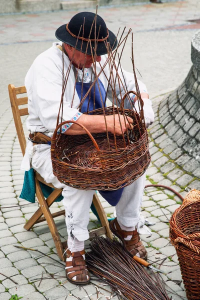 Ruzomberok Slowakije Mei 2022 Senior Ambachtsman Terwijl Weven Rieten Basketin — Stockfoto