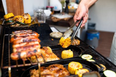 Izgara ızgara. Et ve sebze. Bbq partisi