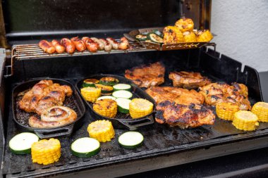 Izgarada barbekü. Izgara et ve sebze.