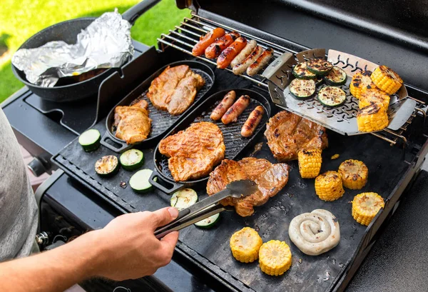 Arka bahçede ızgara ızgara. Bbq partisi.