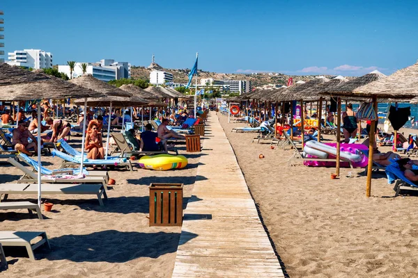 Faliraki Griechenland Juni 2022 Menschen Entspannen Unter Sonnenschirmen Sandstrand Ferienort — Stockfoto