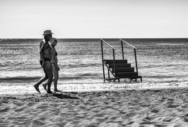 Faliraki Řecko Červen 2022 Senior Couple Walking Sandy Beach — Stock fotografie