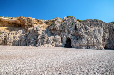 Yunanistan 'ın Rodos adasındaki Traganou plajındaki kaya mağarası.