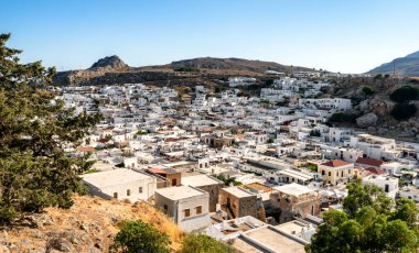 LINDOS, GREECE - 1 Temmuz 2022: Rodos adasındaki Lindos kasabasında geleneksel beyaz binalar