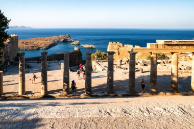 LINDOS, GREECE - 1 Temmuz 2022: Yunanistan 'ın Rodos adasındaki Lindos akropolünde turistler
