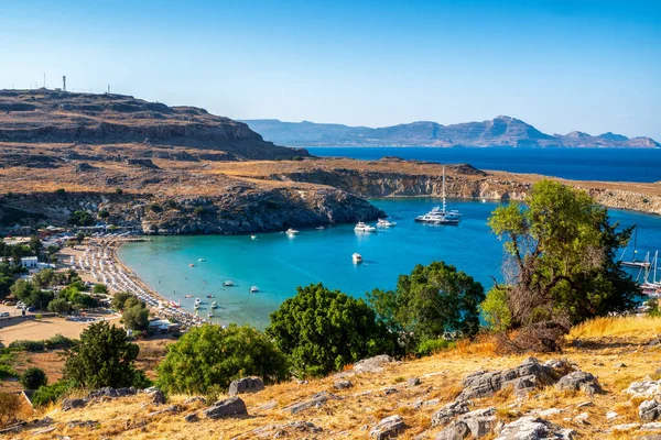 LINDOS, GREECE - 1 Temmuz 2022 Rodos adasındaki Lindos kasabasındaki sahilde yatlar