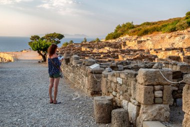 Antik Kamiros 'ta kadın ziyaretçi - Yunanistan' ın Rodos adasındaki ilk şehir devleti