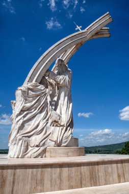 Macaristan 'ın Esztergom kentinde Macar kralı Szent Istvan taç giyme töreni heykeli.