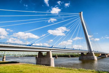 Slovak kenti Komarno ile Macar kenti Komarom arasındaki Monostor köprüsü.
