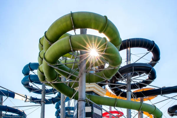 Kleurrijke Glijbanen Aquapark — Stockfoto