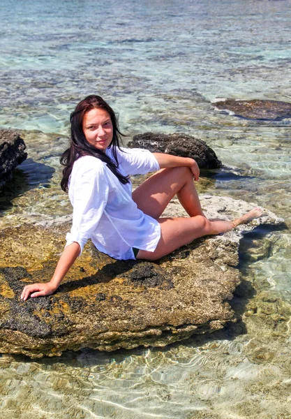 Pretty Brunette Girl White Shirt Posing Sea Elafonisi Beach Crete — Stock fotografie