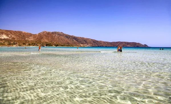 Elafonisi Greece September 2013 Vacationers Clear Sea Elafonisi Lagoon Crete — Stockfoto