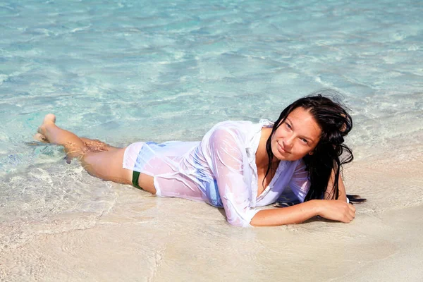 Girl White Shirt Posing Lying Sea Elafonisi Beach Crete Island — Fotografia de Stock