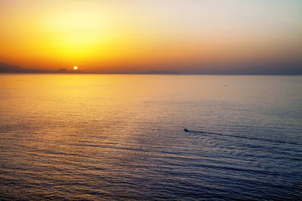 Beautiful Colorful Sunset Small Boat Sea — Stock fotografie