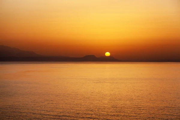 美しいカラフルな夕日の海で — ストック写真