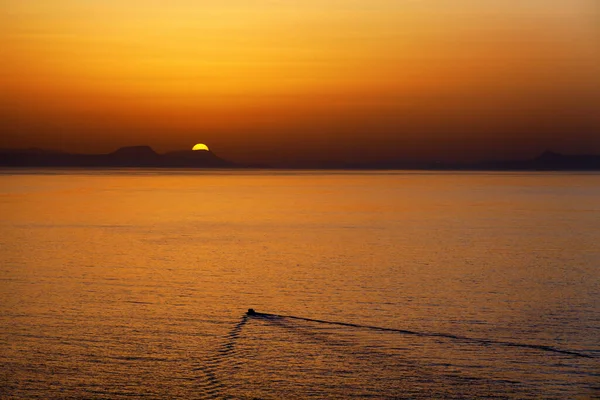 Beautiful Colorful Sunset Small Boat Sea Crete Island Greece — ストック写真