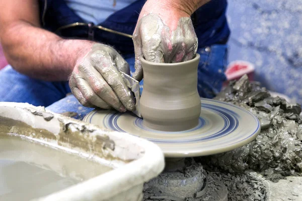 Çanak çömlek çarkı ve eller Potter