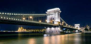 Ünlü Chain bridge, Macaristan Parlamentosu'nun Budapeşte gece ve nehir Tuna, Bina