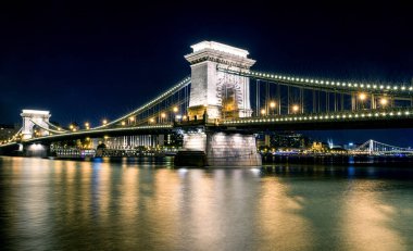 Budapeşte, gece ve nehir Tuna adlı ünlü zincir köprü