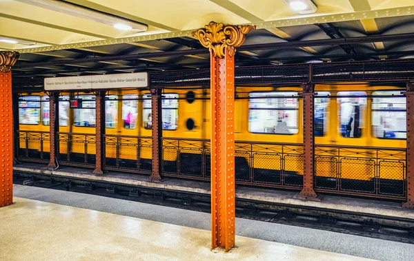 Budapešť Maďarsko Května Žlutá Starý Vlak Metru Stanice Opera Budapešti — Stock fotografie