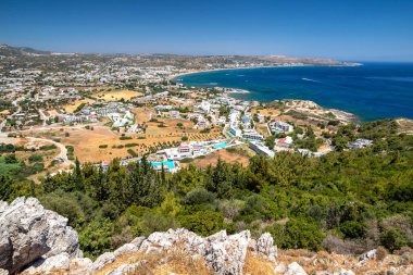 Yunanistan 'ın Rodos adasının kıyısındaki birçok otel tatil beldesi. Arka planda Ege Denizi