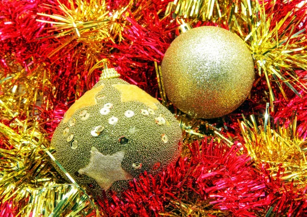 Due Palle Natale Oro Sulla Decorazione Rossa — Foto Stock