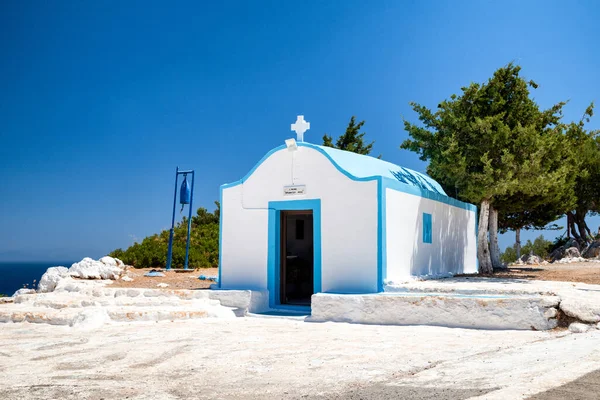 Faliraki Grecja Lipiec 2022 Typowa Kaplica Biało Niebiesko Grecka Wyspie — Zdjęcie stockowe