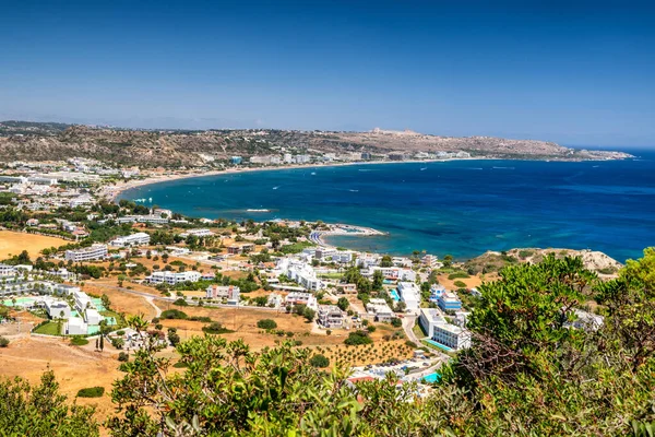 许多酒店度假胜地位于希腊罗得岛海岸 以爱琴海为背景 — 图库照片