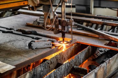 Oksijen meşale sac keser. CNC gaz kesme makinesi. Parlak kıvılcımlar erimiş metal demet.