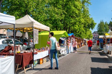 Ruzomberok, Slovakya - 3 Haziran 2022: Pazar fuarında insanlar alışveriş yapıyor