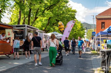 Ruzomberok, Slovakya - 3 Haziran 2022: Pazar fuarında insanlar alışveriş yapıyor