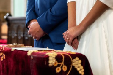 Kilisedeki sunağın önünde yeni evliler. görünümü kapat