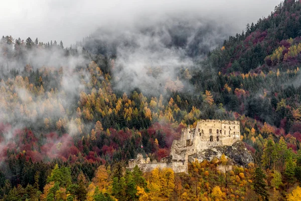 Ερείπια Του Κάστρου Likava Και Πολύχρωμο Δάσος Φθινόπωρο Στο Παρασκήνιο — Φωτογραφία Αρχείου